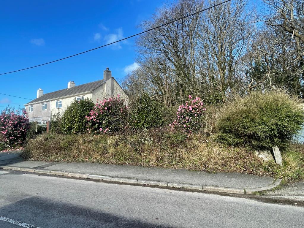 Lot: 28 - FREEHOLD LAND - Picture of Lot from road